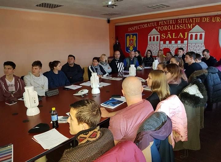 ''Salvatorii din pasiune'' continuă instruirea la sediul ISU Sălaj. Zeci de tineri învaţă cum să facă faţă situaţiilor de urgenţă