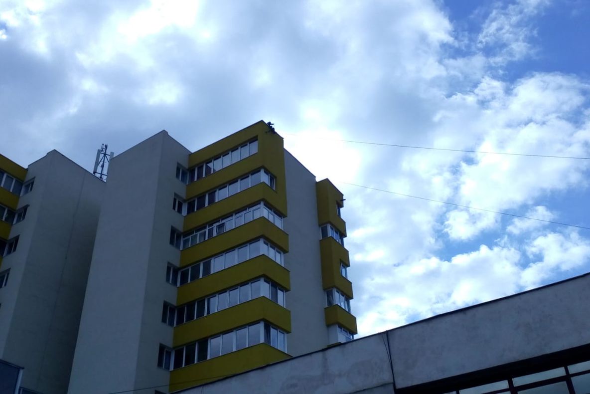 Tentativă de suicid. S-a urcat pe bloc şi a ameninţat că se aruncă în gol