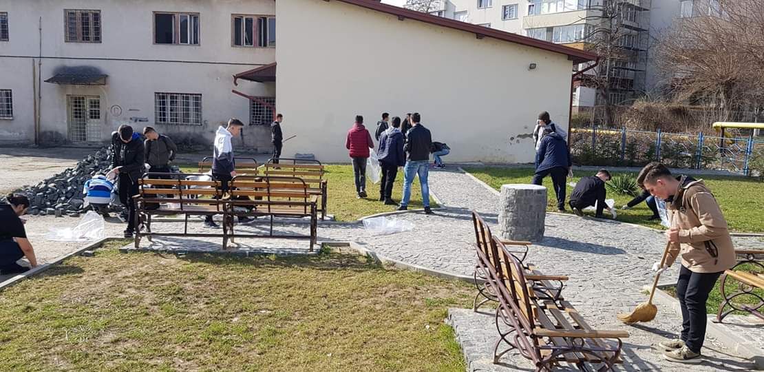 Liceenii de la API au dat startul curățeniei de primăvară