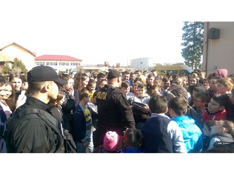 Polițiștii au desfășurat activități la Liceul Tehnologic „Cserey Goga” Crasna