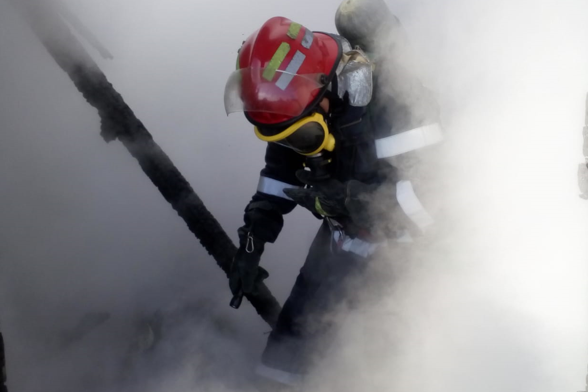 Incendiu cu degajare mare de fum la Sărmășag. Pompierii, la fața locului