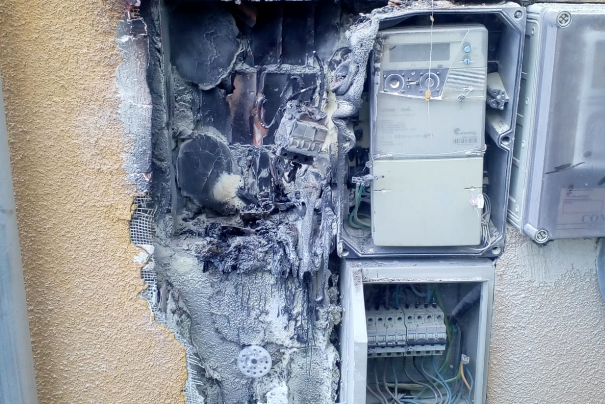 Panică într-un bloc de pe strada Ioan Nechita. Un tablou electric a luat foc