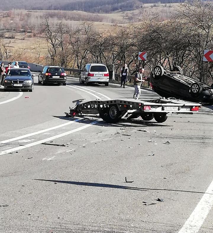 Două autoturisme, implicate într-un accident la intrare în Ciumărna
