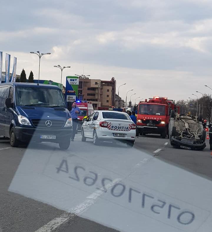 Două mașini implicate într-un accident, în Zalău: Un autoturism s-a răsturnat