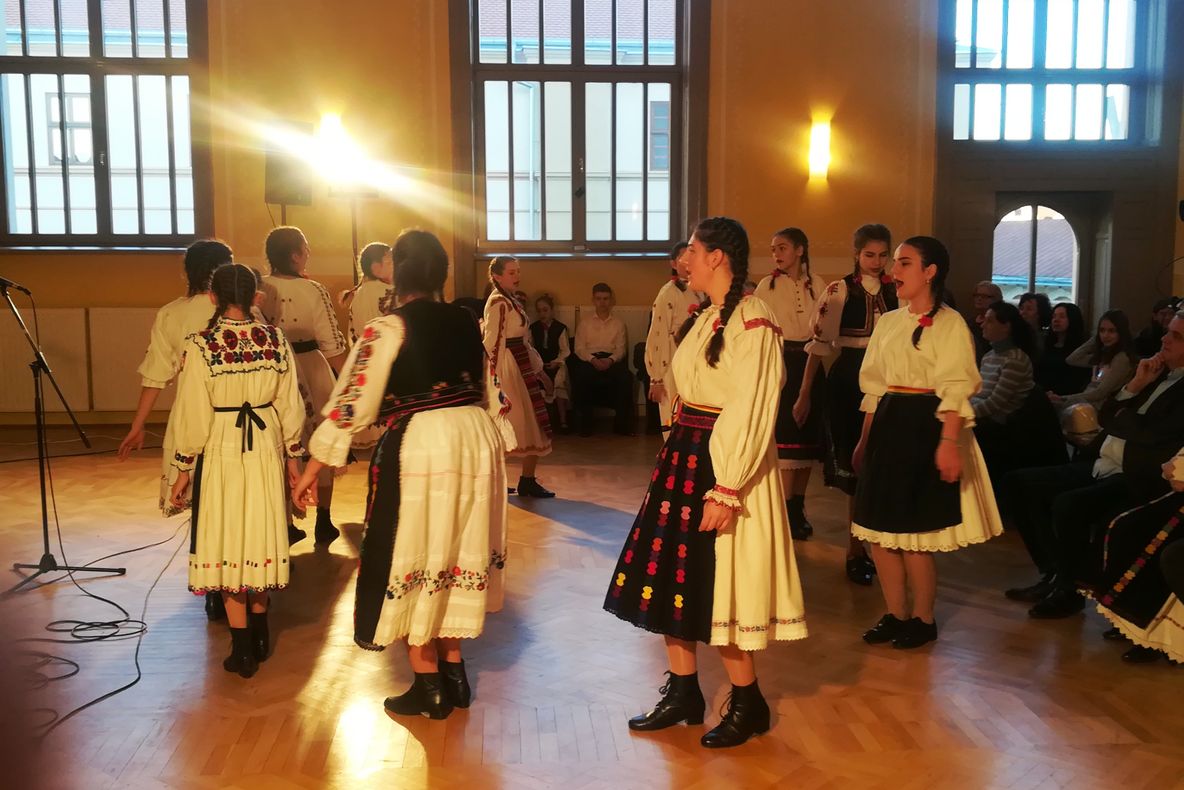 Ziua Femeii - sărbătorită la Centrul de Cultură şi Artă. Elevii Școlii Populare de Arte și Meserii, în spectacol