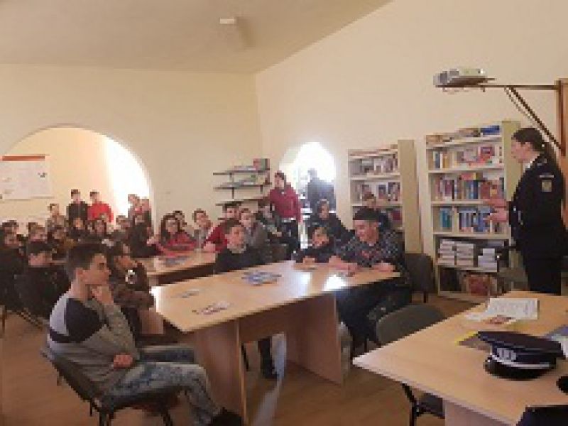 Elevii Liceului Tehnologic din Surduc, vizitaţi de poliţişti