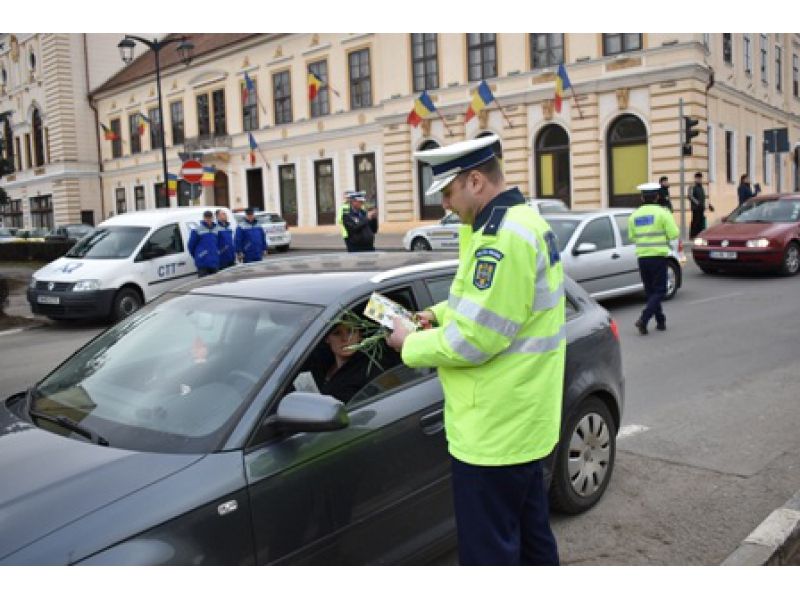 Sute de mărţişoare, flori şi felicitări au fost oferite de poliţiştii sălăjeni doamnelor şi domnişoarelor