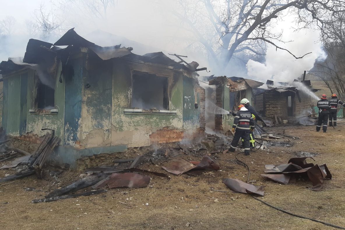 La Poiana Onţii: gospodărie cuprinsă de flăcări. Proprietarul, evacuat de pompieri