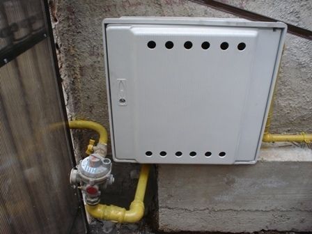 Conductă de gaze, avariată de un șofer care a scăpat mașina de sub control