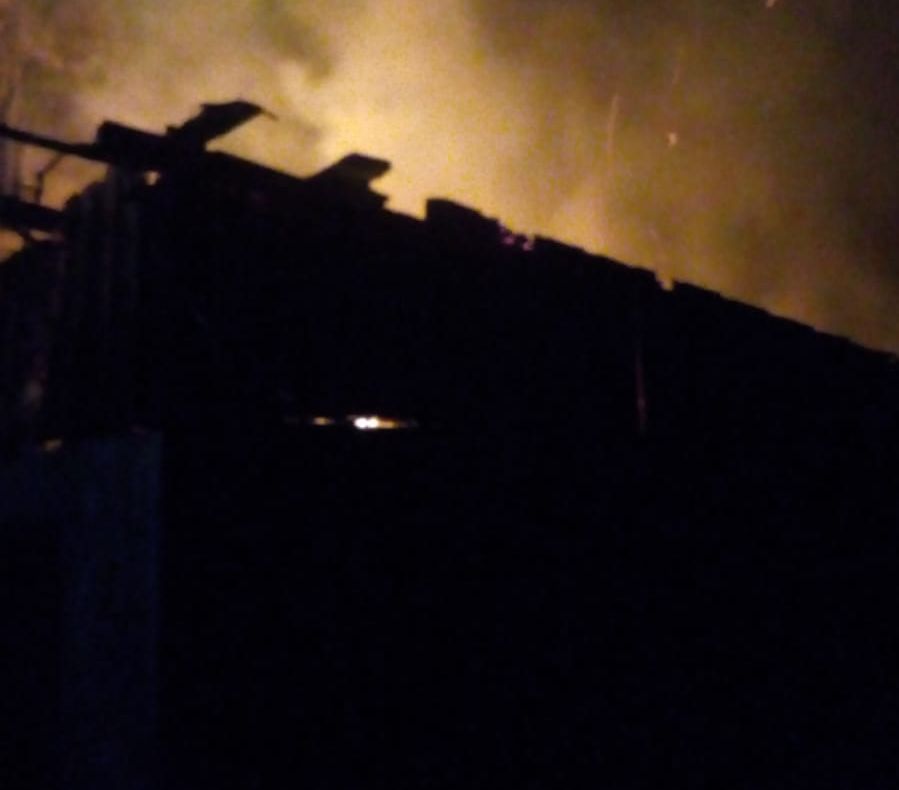 Incendiu într-o gospodărie din Pericei. Păsări, plante furajere şi alte bunuri, mistuite de flăcări