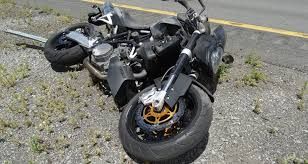 Sfaturi de la poliţiştii sălăjeni pentru motociclişti: Nu „tăiaţi“ curbele, purtaţi echipament strălucitor şi nu cumpăraţi o cască folosită