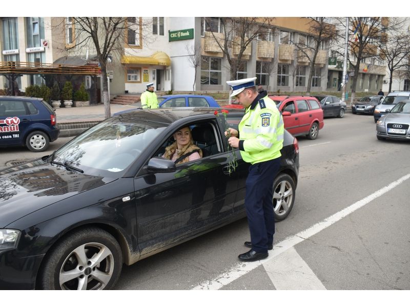 Polițiștii sălăjeni au împărțit flori și felicitări femeilor, de 8 Martie (FOTO)
