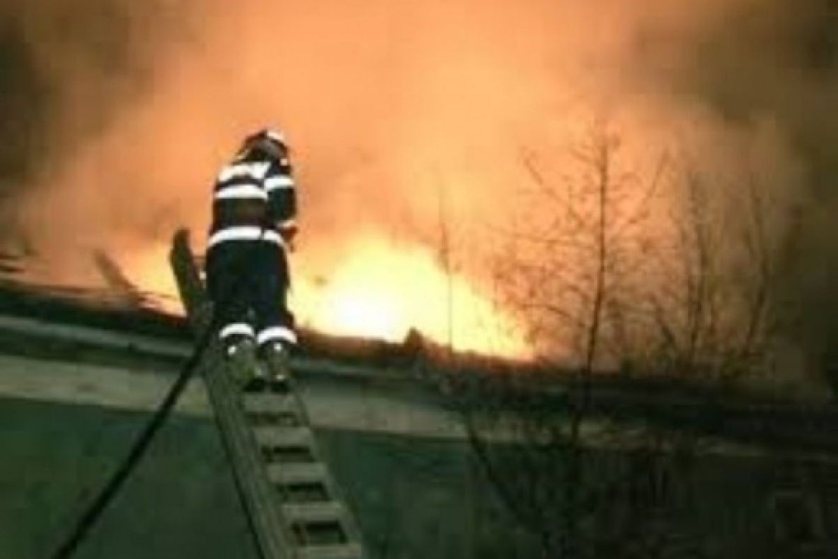 Acoperișul Şcolii din Sântă Mărie, cuprins de flăcări