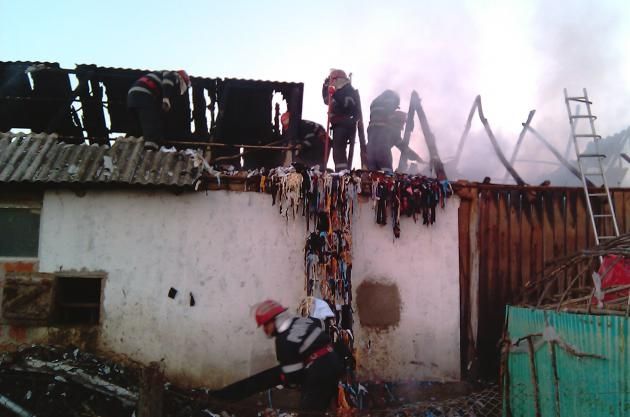 Incendiu într-o gospodărie din Pria. Localnicii și pompierii s-au mobilizat să stingă flăcările