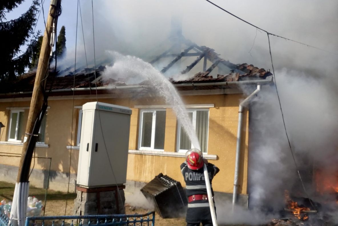 Pompierii sălăjeni, la intervenţie în Maramureş. Sediul unei primării, cuprins de flăcări