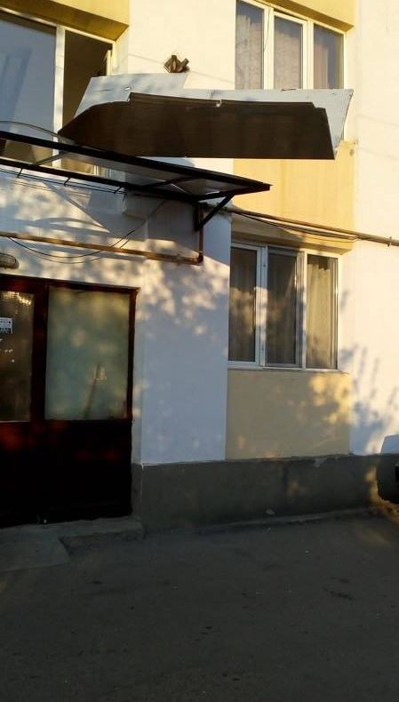 Acoperişurile unor imobile din muncipiu, smulse de vânt