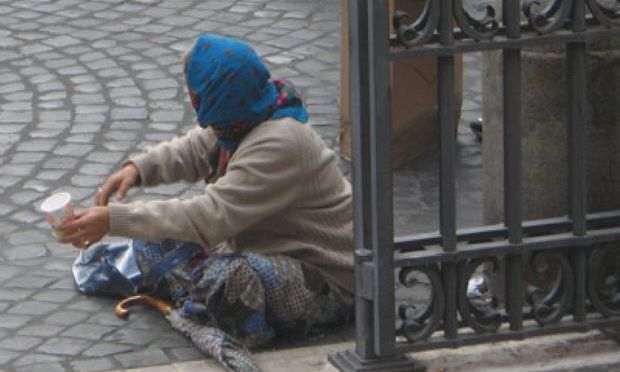 Aptă de muncă, o femeie din Sălaj s-a dus tocmai în Bistrița… să cerșească