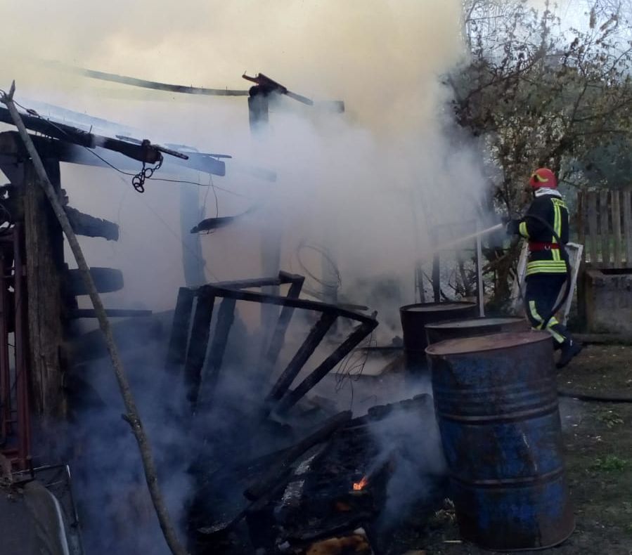 Foc la Gârceiu. O gospodărie a fost cuprinsă de flăcări