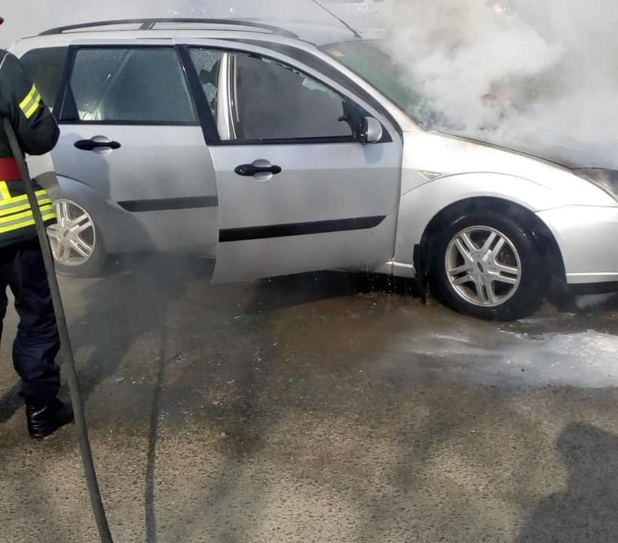 Un autoturism parcat pe o stradă din Zalău, cuprins de flăcări. Pompierii au fost chemaţi în ajutor