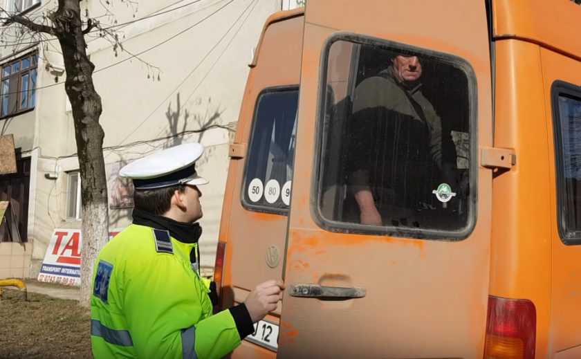 Șoferul microbuzului din care a căzut copila de 12 ani ar putea fi judecat în libertate