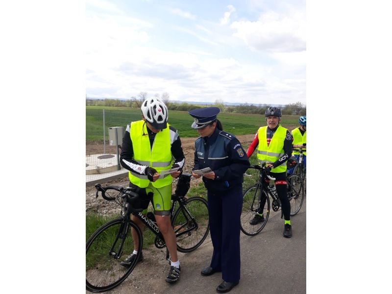 Polițiștii sălăjeni au împărțit veste reflectorizante bicicliștilor și căruțașilor