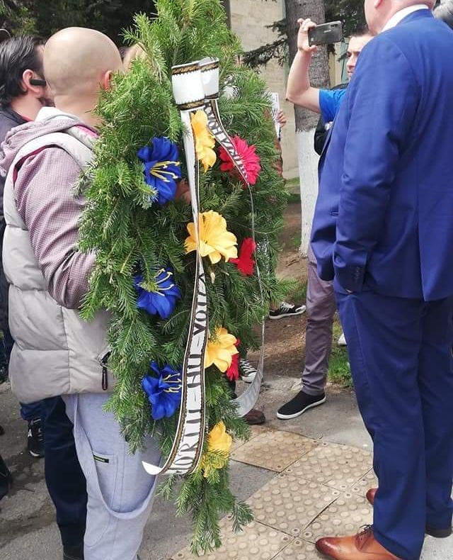 Video Viorica Dăncilă, așteptată în centrul Zalăului cu pancarte și coroane funerare