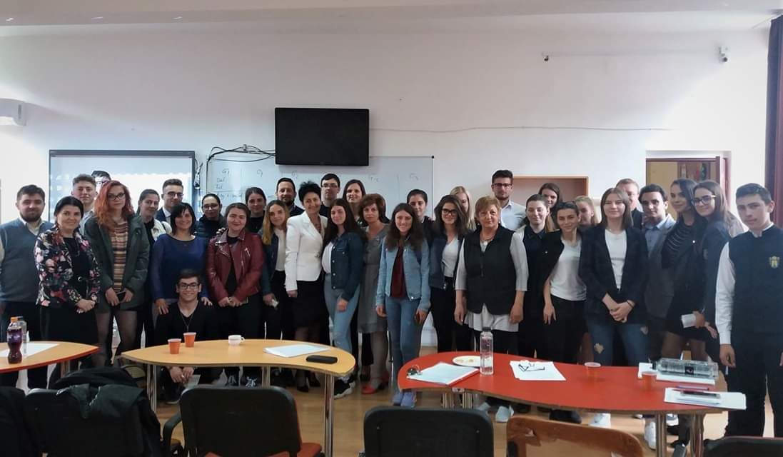 "Tinerii dezbat": Elevii Liceului Pedagogic "Gheorghe Șincai" s-au calificat la etapa națională