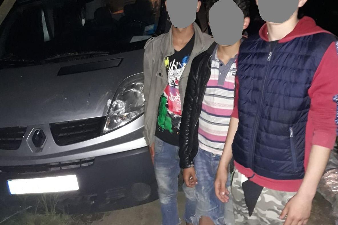 La Zalău: un tânăr de 18 ani şi doi minori au furat o autoutilitară. Au condus-o fără permis