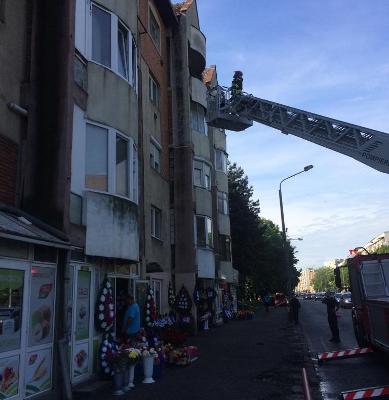 În Zalău, acoperișuri distruse de grindină