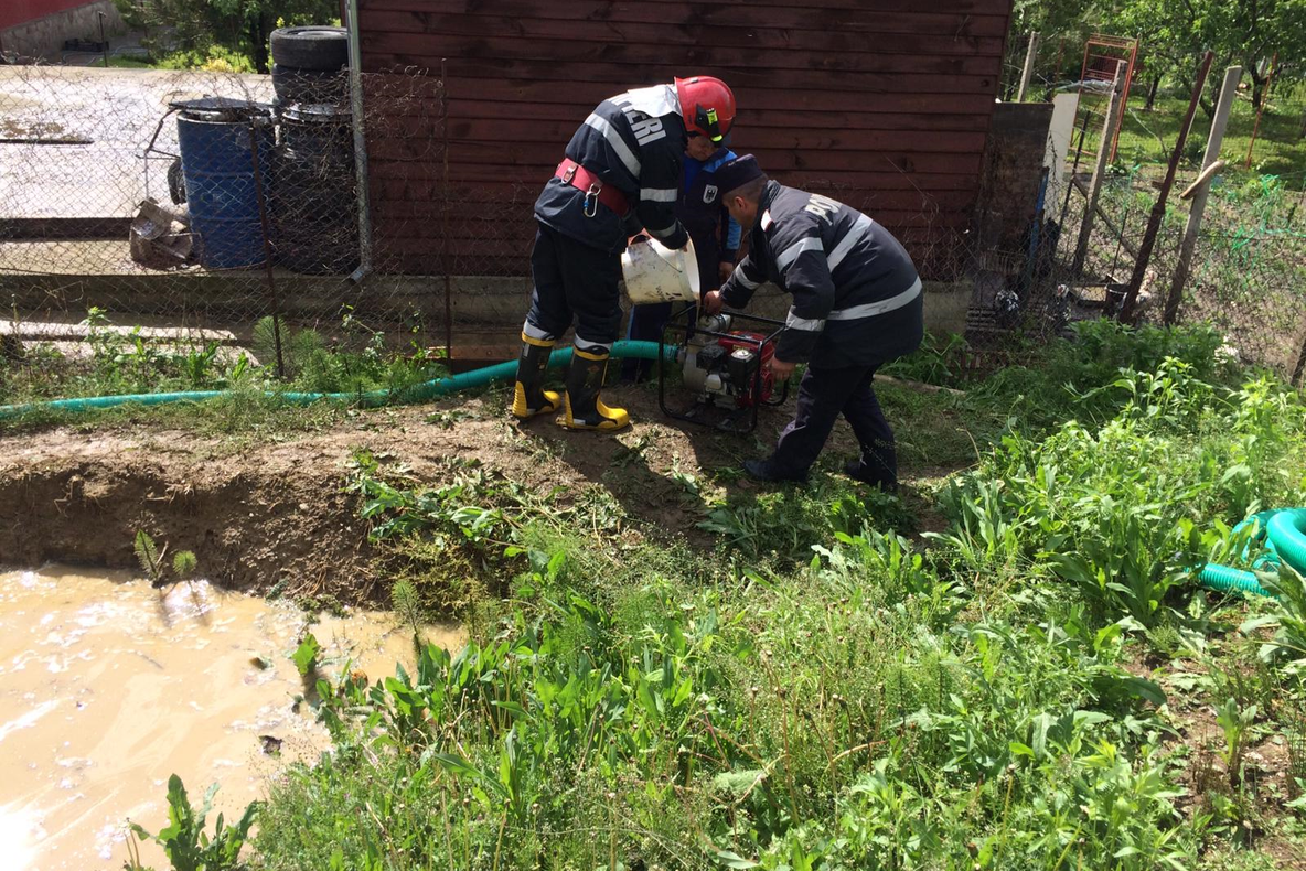 Subsolul unei case din Zalău, inundat din cauza ploilor. Pompierii, chemaţi în ajutor