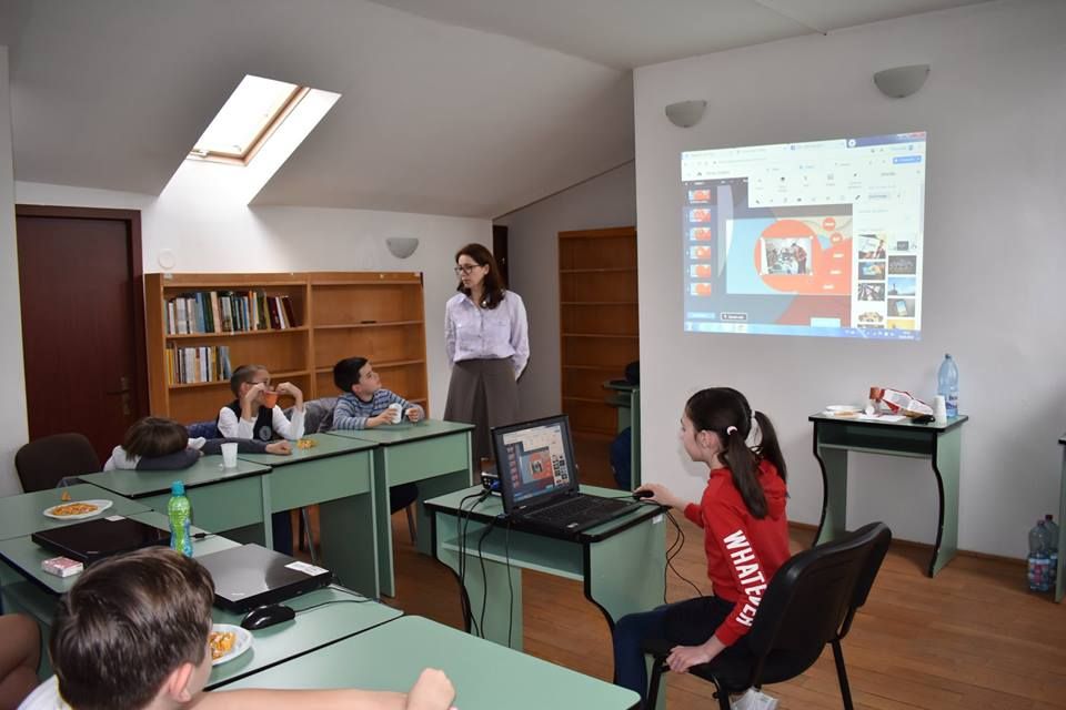 Cursuri de competențe digitale pentru copiii din judeţ, prin Biblioteca Județeană