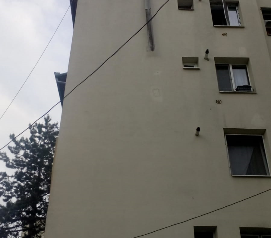 Vântul desprinde bucăţi de tablă de pe blocurile din Zalău. Pompierii, chemaţi în ajutor