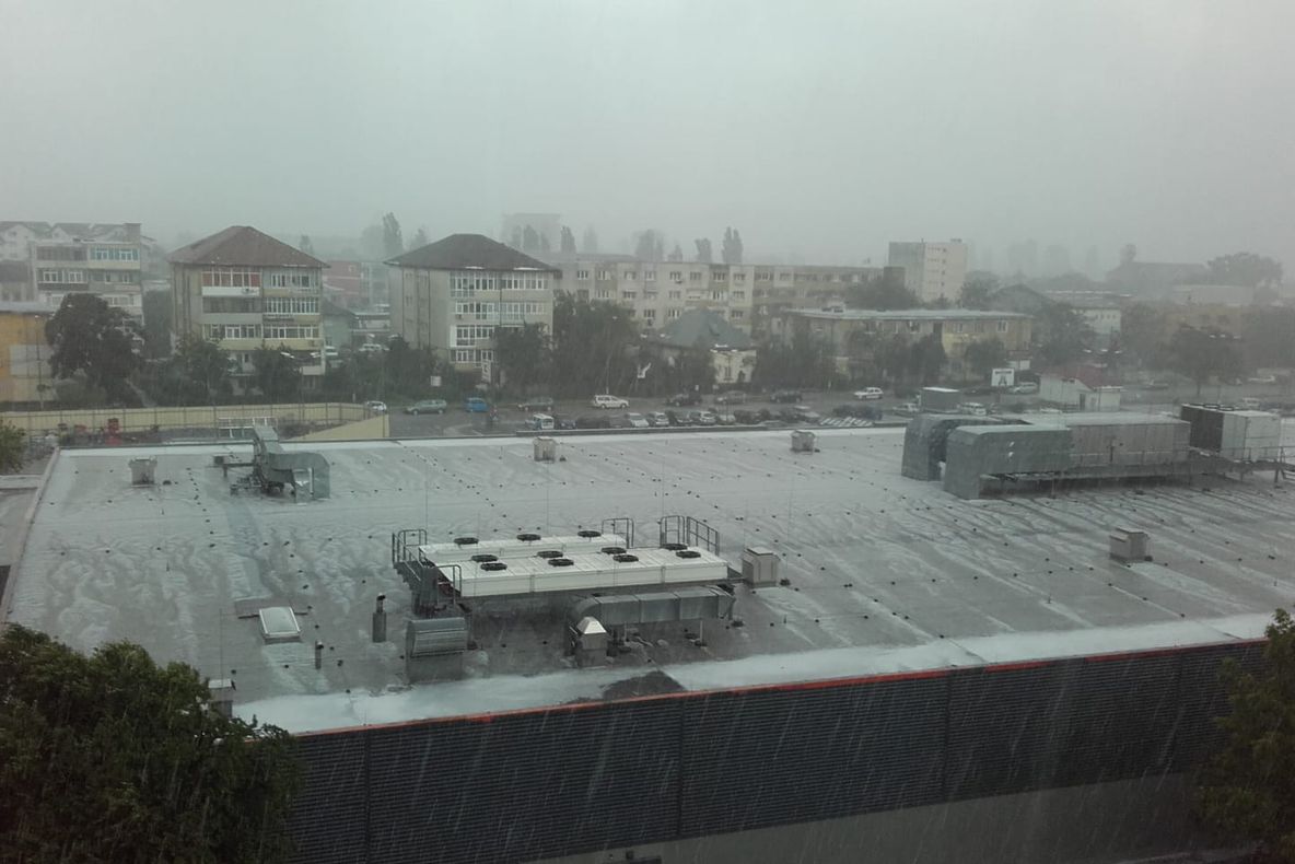 Video Grindina cât oul de găină a fãcut ravagii în Zalău