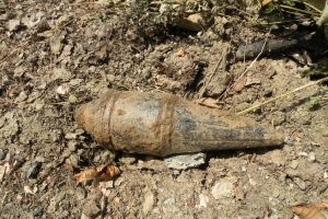 În localitatea Domnin: proiectil de artilerie descoperit de o echipă de muncitori