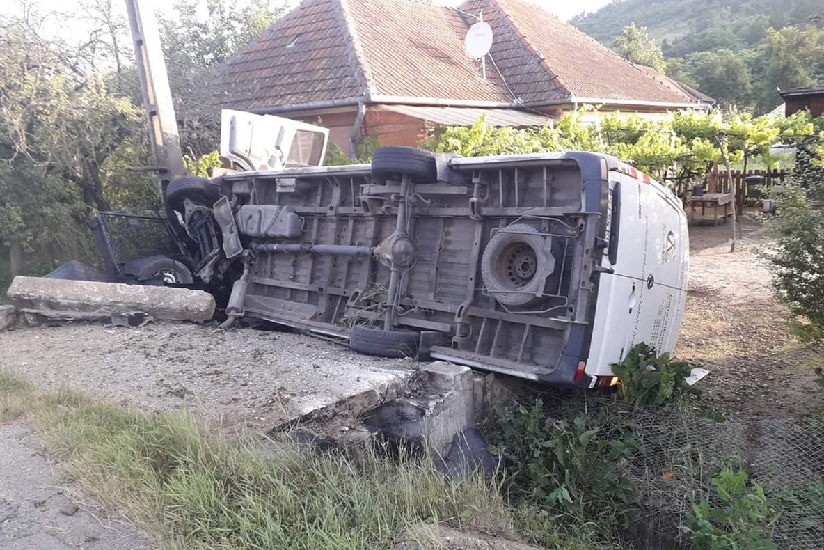 Accident grav în localitatea Sîncraiu Almașului. Șoferul unei autoutilitare și-a pierdut viața