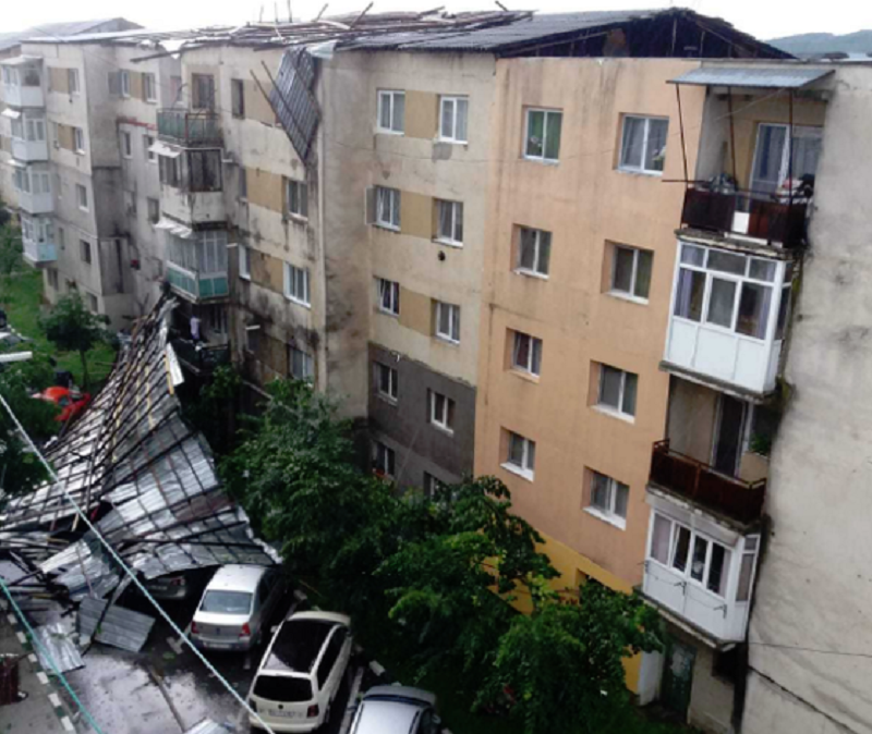 Pericol pe strada General Dragalina. Cad bucăți de țiglă de pe acoperișul unui bloc