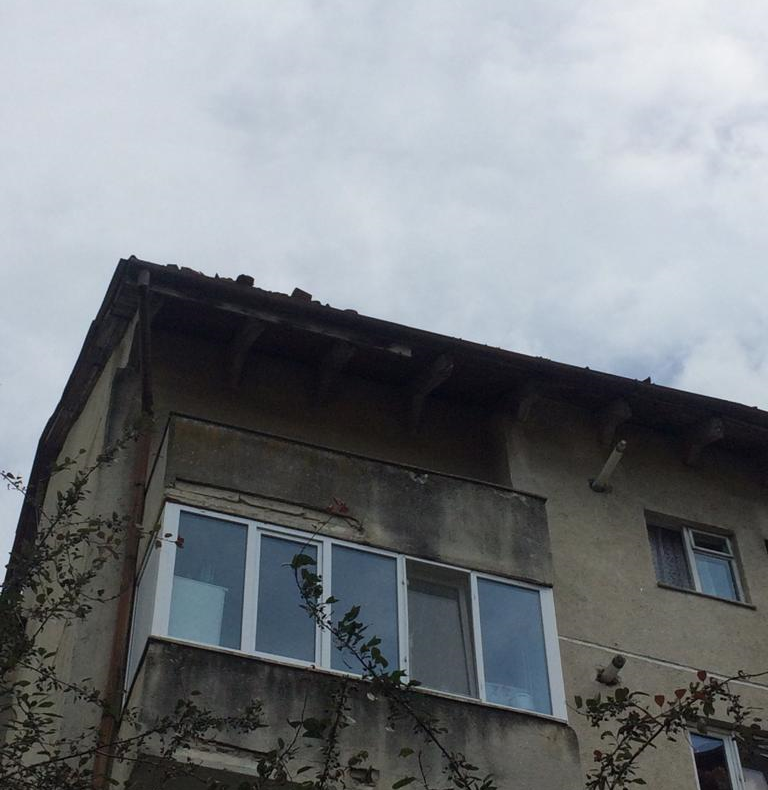 Atenție! Cad țiglele de pe blocuri