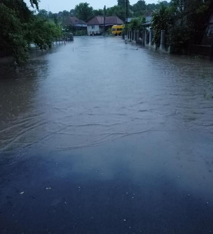 Ploile torențiale au făcut ravagii în Chieșd. Gospodării, beciuri, anexe și instituții - afectate de inundații