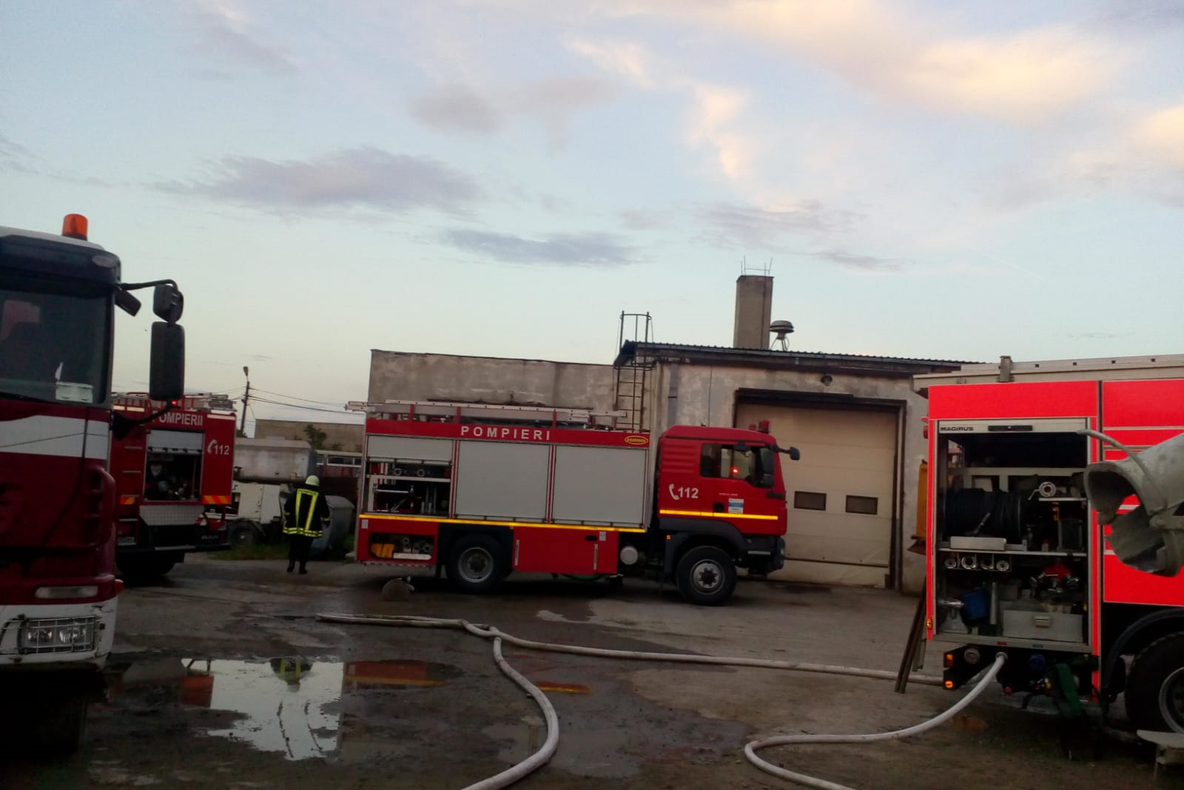 Incendiu la Şimleu Silvaniei. O hală, cuprinsă de flăcări