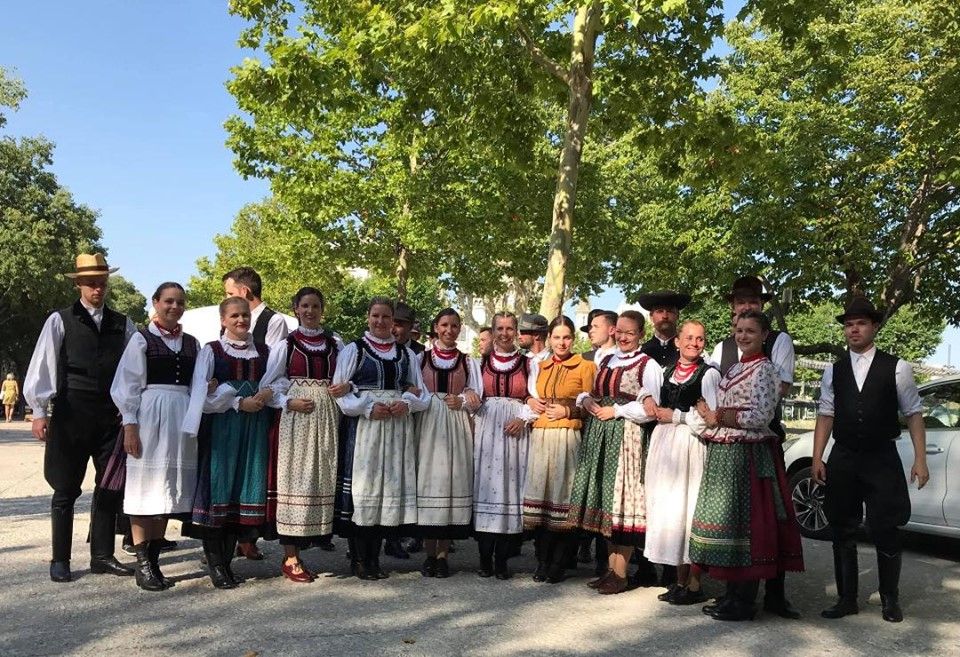 La Zalău: ansamblul folcloric din Debrețin, pe scena Festivalului Internațional de Folclor ''Ecouri meseșene''