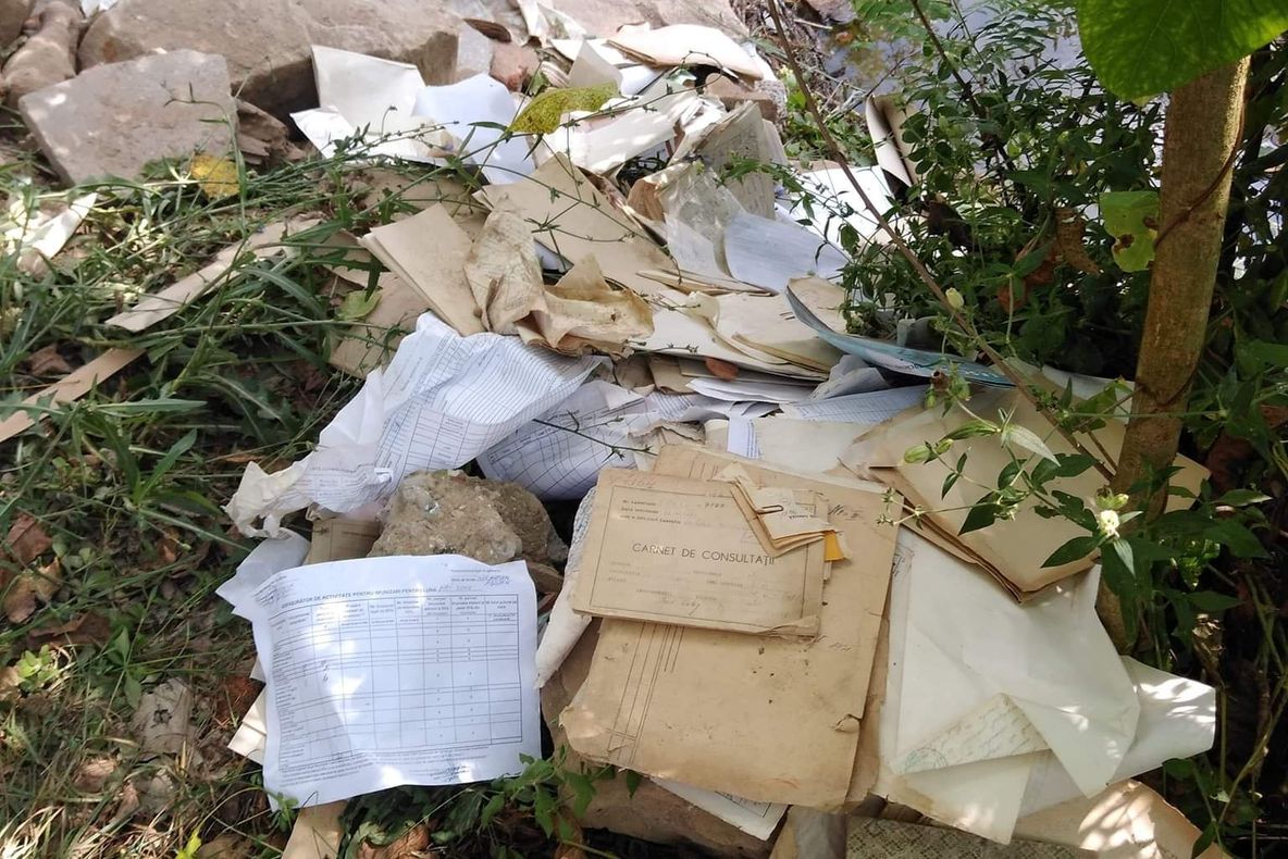 Cristolț: Documente medicale, "arhivate", printre gunoaie, lângă un podeț