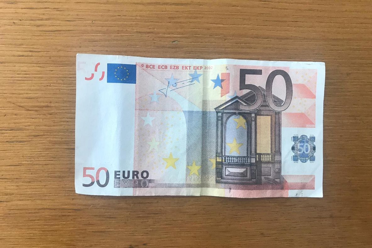 Jibouan, prins cu euro falşi la o casă de schimb valutar