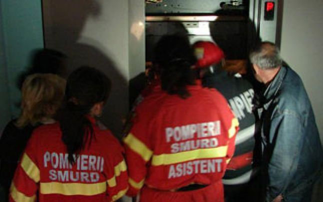 Panică în blocul Gulliver. Cinci persoane, printre care și un copil, blocate în lift