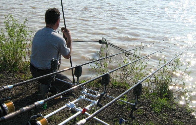 Au pescuit fără permis şi au fost amendaţi de jandarmi