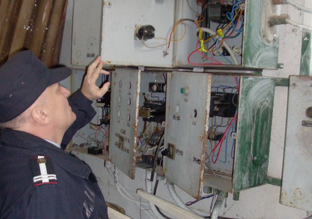 Incendiu pe strada Tudor Vladimirescu din municipiu. Un panou electric, cuprins de flăcări