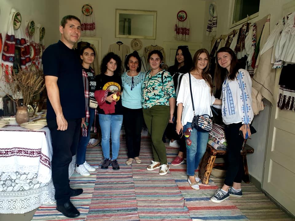 Studenții de la Facultatea de Litere din Baia Mare, în tabăra de cercetare etnografică de la Bădăcin