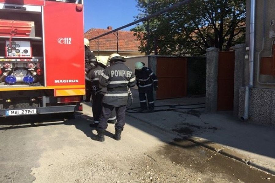 Butelie în flăcări într-o gospodărie din Nuşfalău. O persoană a suferit arsuri