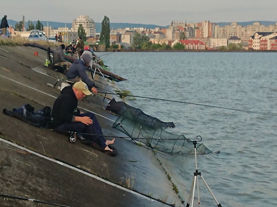 Pensionarii sălăjeni s-au întrecut într-o competiţie de pescuit pe lacul Vîrşolţ