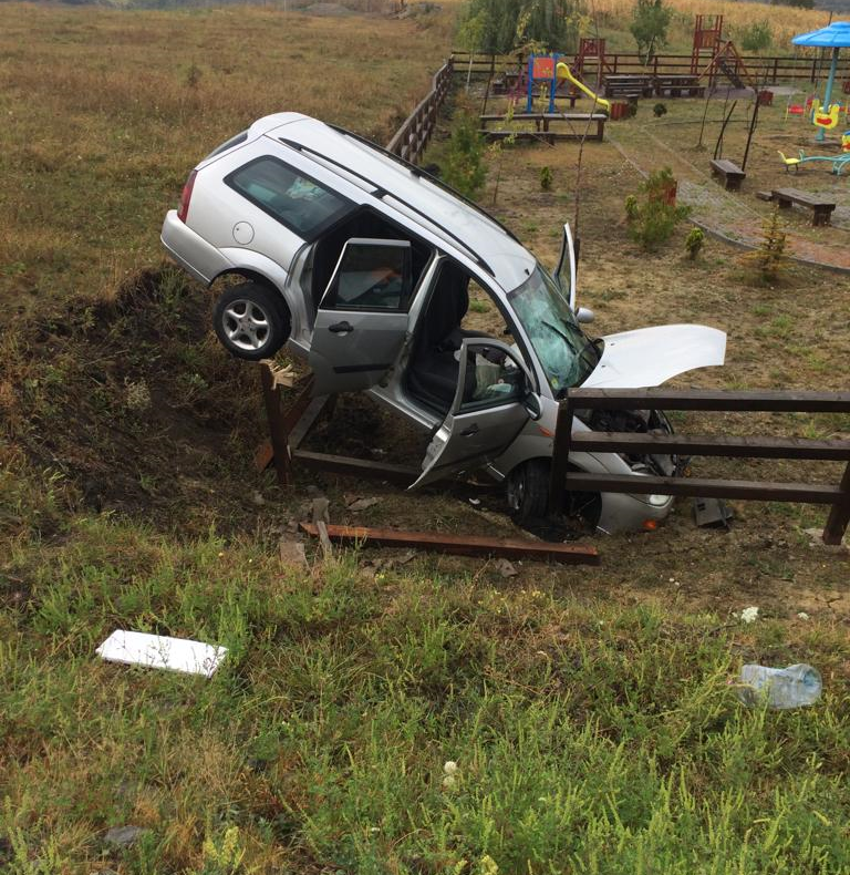 Grav accident de circulație la Cristur. Trei victime, doi adulţi şi un copil, au ajuns la spital