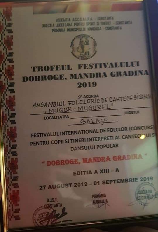 Trofeul Festivalului ''Dobroge, mândră grădină''  a ajuns în Sălaj. Câştigătorii, tinerii Ansamblului ''Mugur-mugurel'' de la Şcoala Populară de Arte